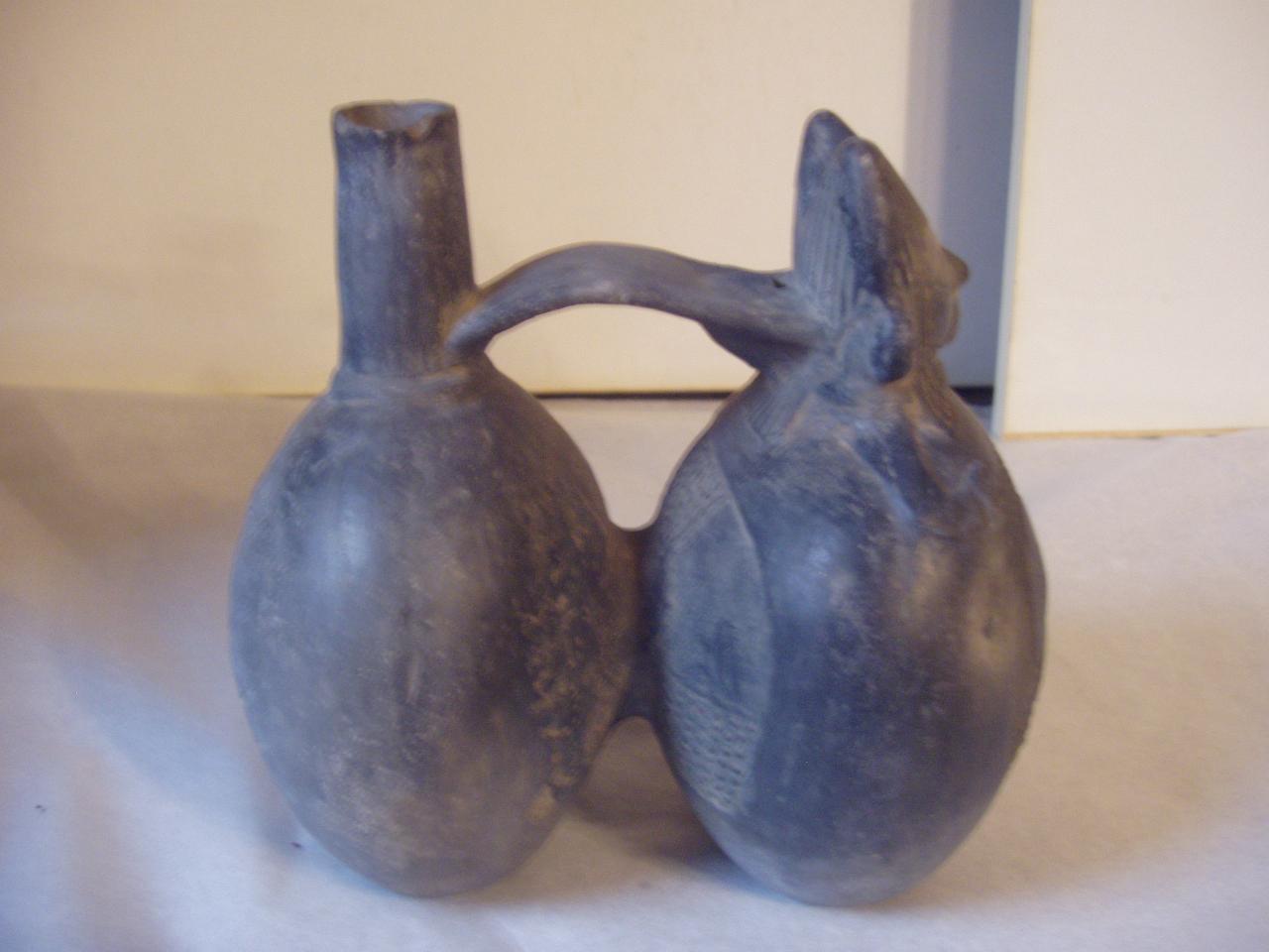 Bottiglia doppia con beccuccio e ansa a ponte, figura femminile (bottiglia) - produzione Chimù (secc. XI/ XV)