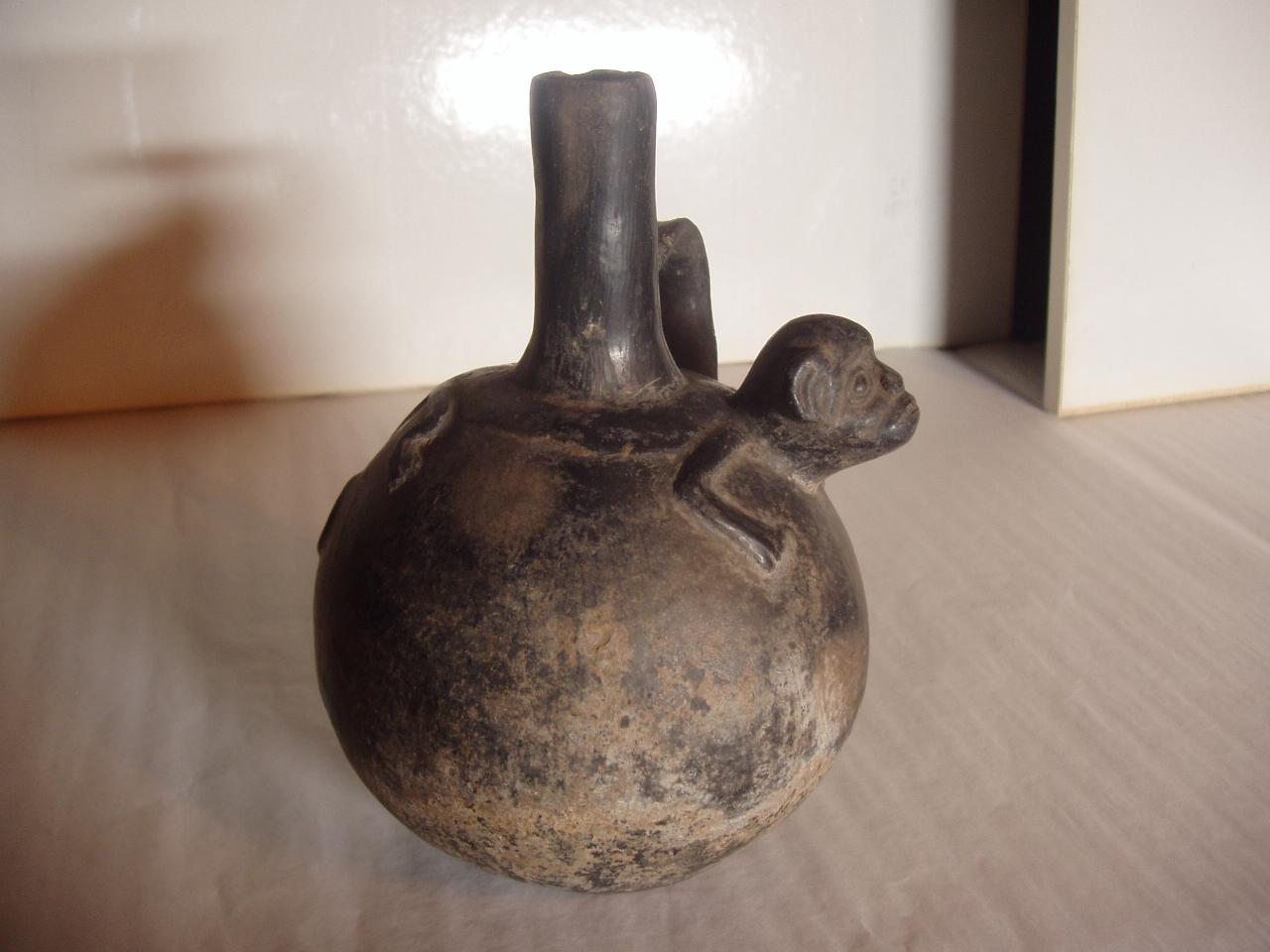 Bottiglia con beccuccio e ansa a ponte, scimmia (bottiglia) - produzione Chimù (secc. XI/ XV)