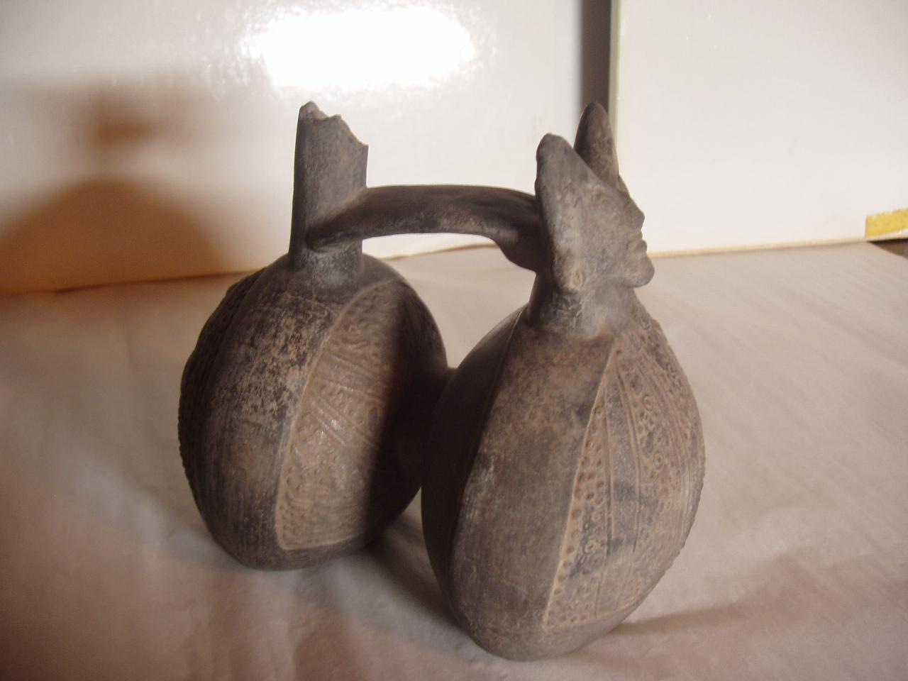 Bottiglia doppia con beccuccio e ansa a ponte, figura femminile (bottiglia) - produzione Chimù (secc. XI/ XV)