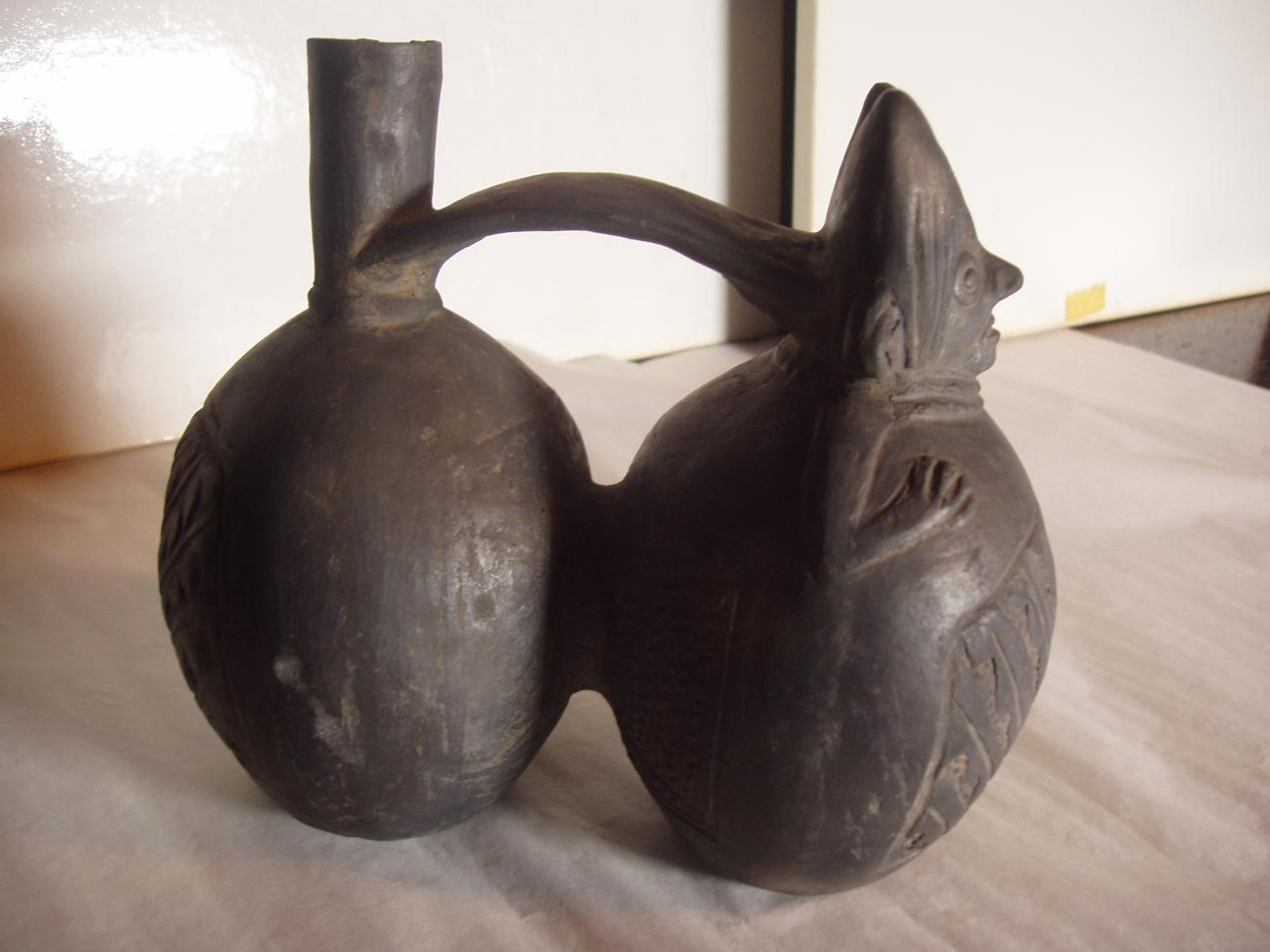 Bottiglia doppia con beccuccio e ansa a ponte, figura femminile (bottiglia) - produzione Chimù (secc. XI/ XV)