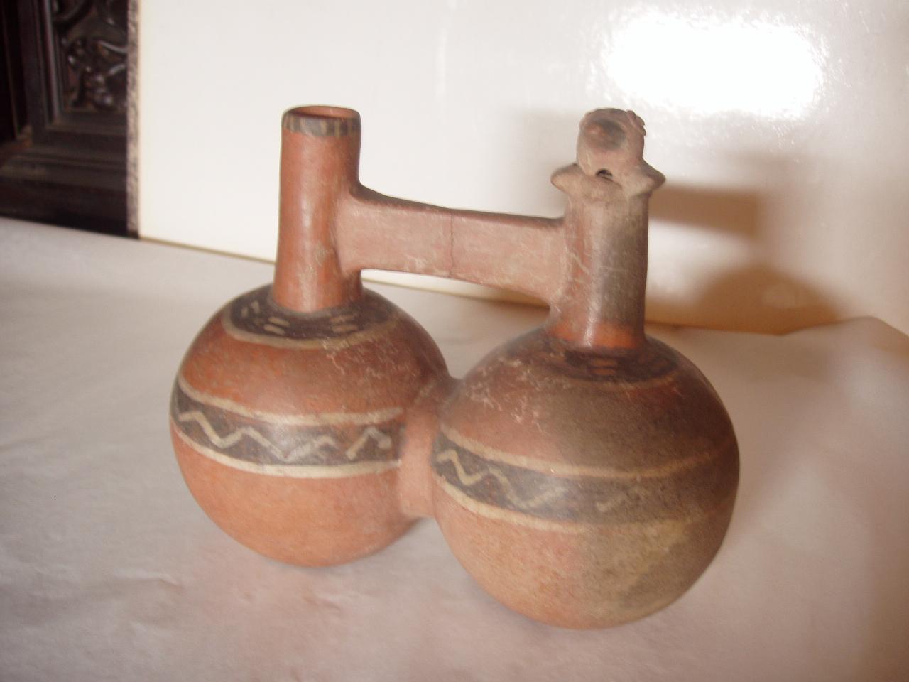 Bottiglia doppia con ansa a ponte, motivi decorativi geometrici e zoomorfi (bottiglia) - produzione Chimù/Inca (fine/inizio secc. XV/ XVI)