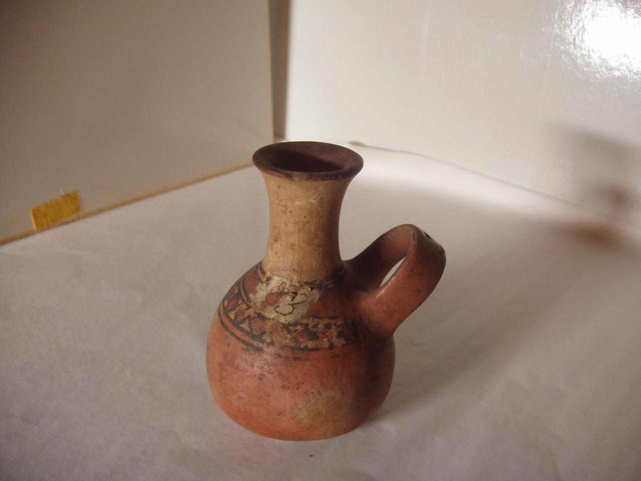 Brocca con ansa nastriforme, motivi decorativi geometrici (bottiglia) - produzione Inca (secc. XIV/ XVI)