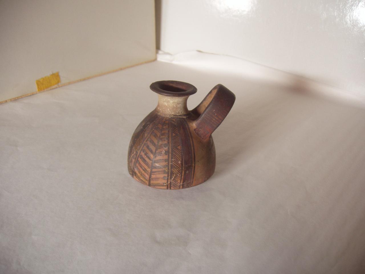 Brocca con ansa nastriforme, motivi decorativi geometrici (brocca) - produzione Inca (secc. XIV/ XVI)