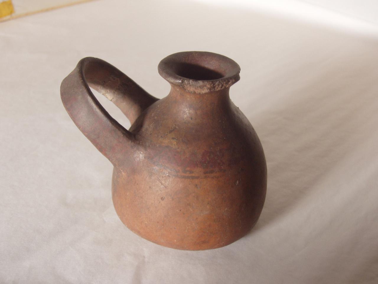 Brocca con ansa nastriforme, motivi decorativi geometrici (brocca) - produzione Inca (secc. XIV/ XVI)