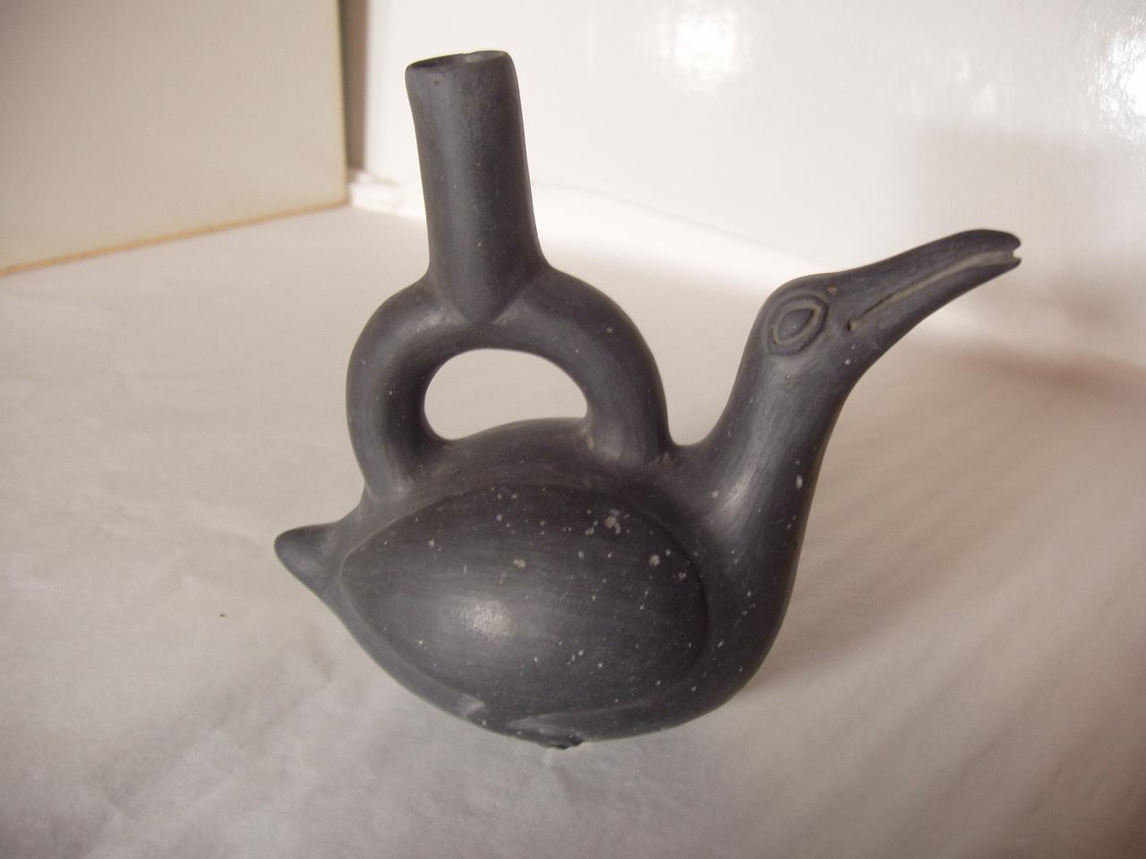 Bottiglia con ansa a staffa, uccello (bottiglia) - produzione Chimù (secc. XI/ XV)