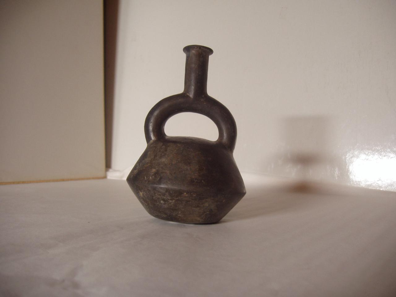 Bottiglia con ansa a staffa, bottiglia (bottiglia) - produzione Chimù (secc. XI/ XV)