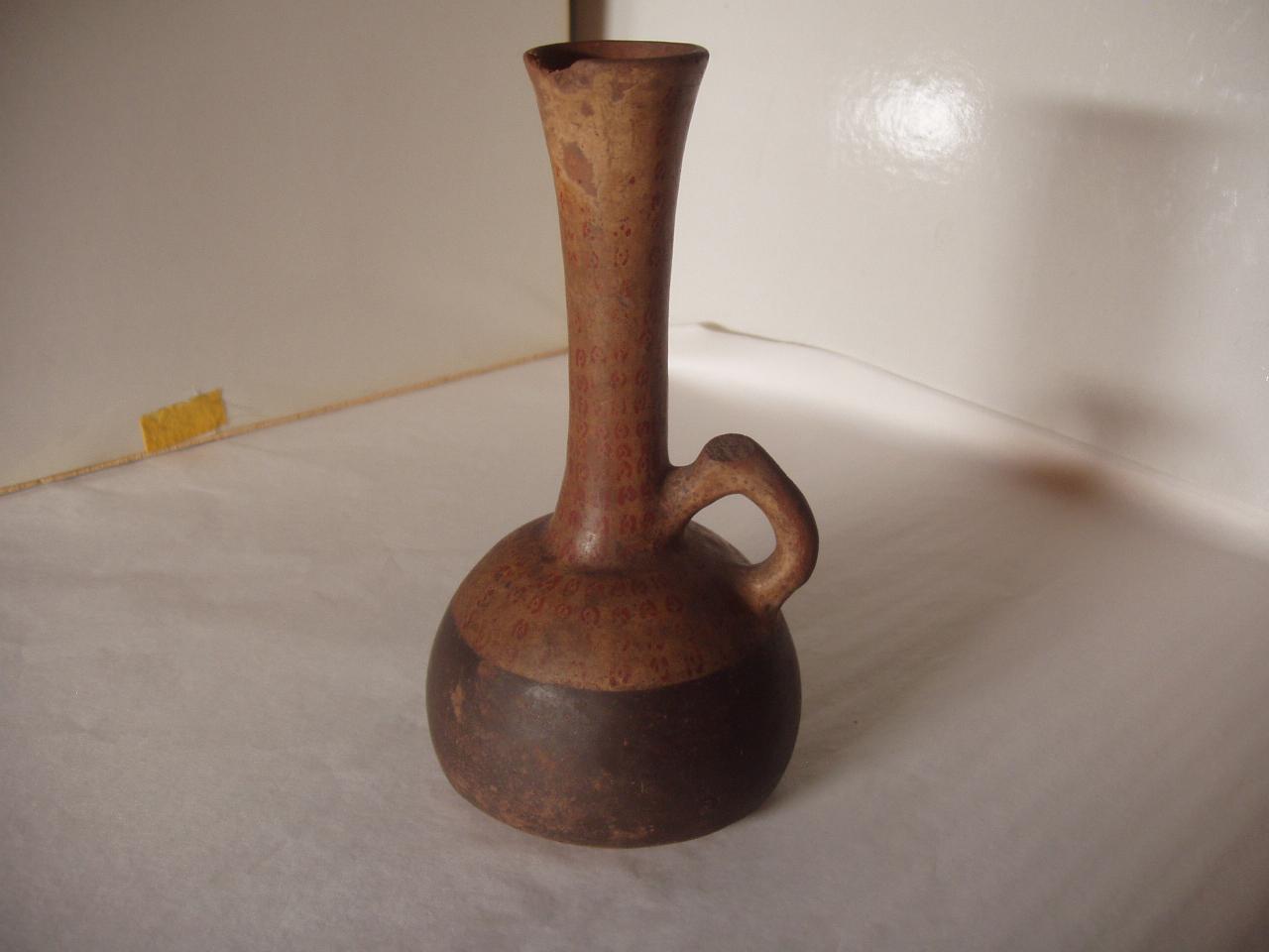 Florero (bottiglia con collo tubolare), motivo decorativo geometrico (bottiglia) - produzione Inca (secc. XIV/ XVI)