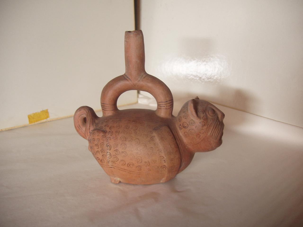 Bottiglia con ansa a staffa, motivo decorativo zoomorfo (bottiglia) - produzione Chimù/Inca (fine/inizio secc. XI/ XVI)