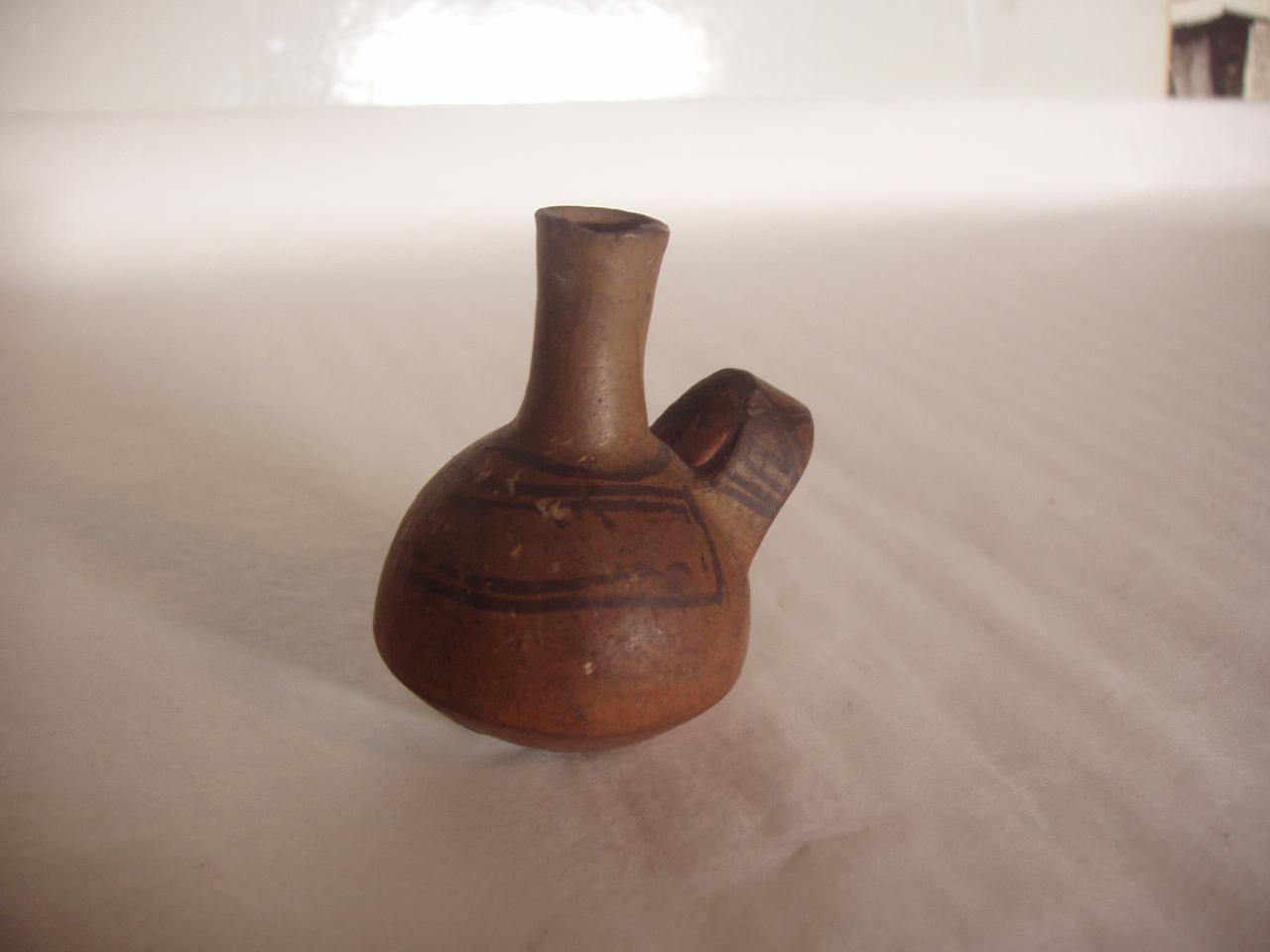 Brocca in miniatura con ansa nastriforme, motivi decorativi geometrici (brocca) - produzione Inca (secc. XIV/ XVI)