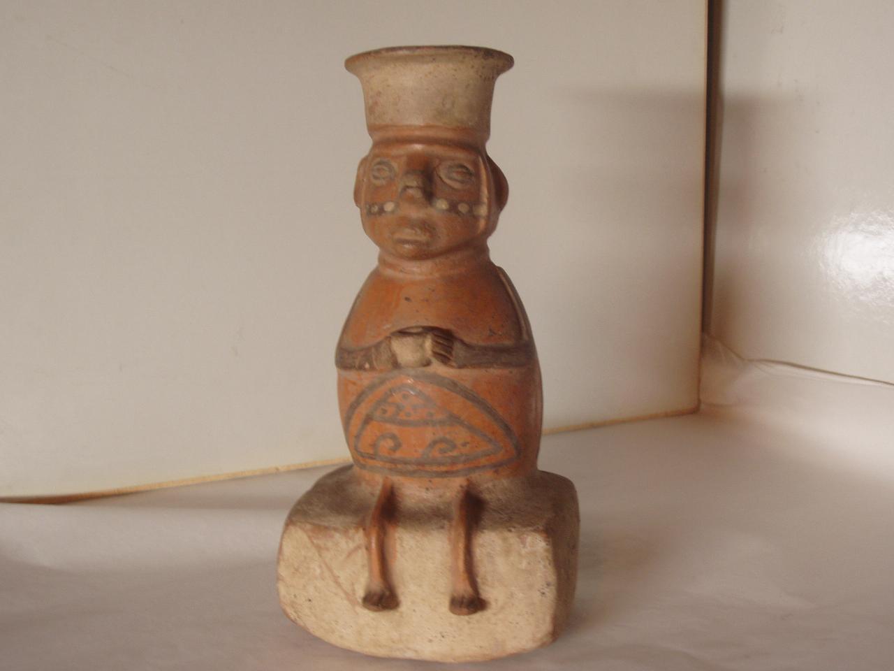 Vaso modellato a forma di personaggio seduto, figura maschile seduta (vaso) - produzione Huari (secc. X/ XIV)