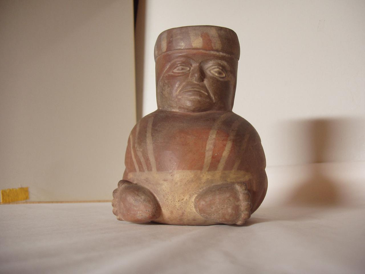 Vaso antropomorfo, figura maschile seduta (vaso) - produzione Moche (secc. I/ VIII)