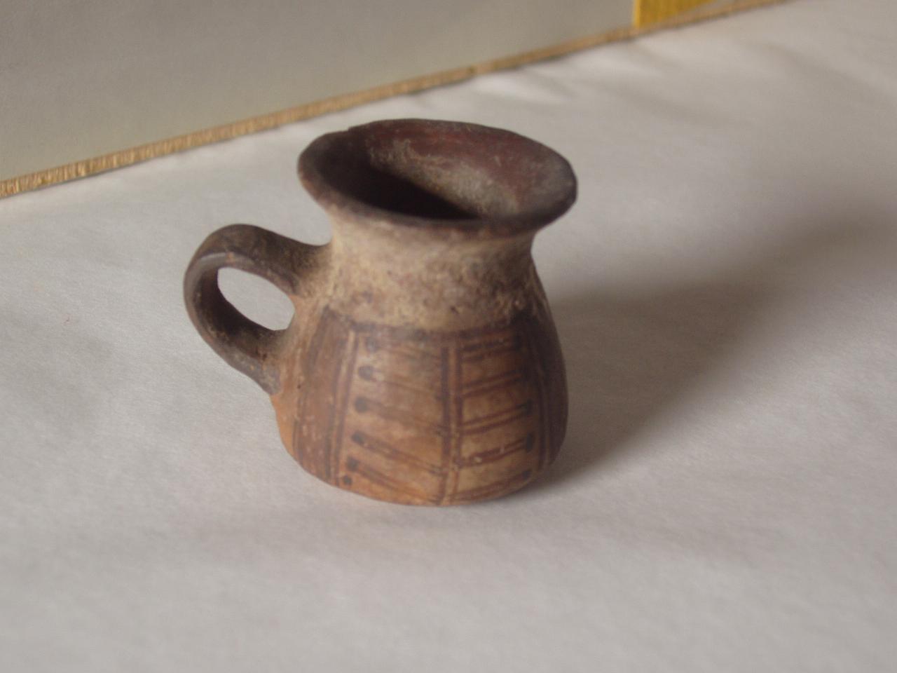 Brocca in miniatura con ansa nastriforme verticale, motivi decorativi geometrici (brocca) - produzione Inca (secc. XIV/ XVI)