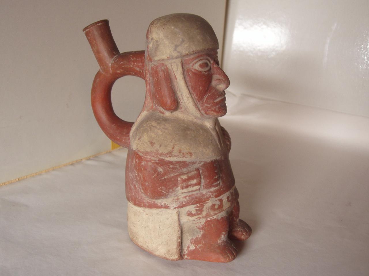 Bottiglia con beccuccio e ansa a staffa modellata a forma di personaggio, figura maschile (bottiglia) - produzione Moche (secc. I/ VIII)