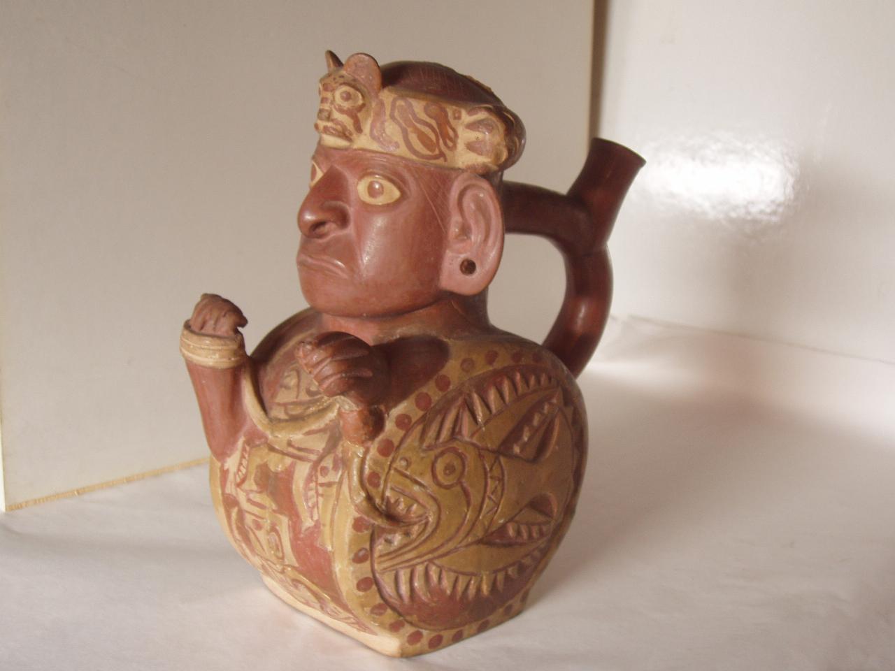 Bottiglia con beccuccio e ansa a staffa modellata a forma di divinità, figura maschile: divinità (bottiglia) - produzione Moche (secc. I/ VIII)