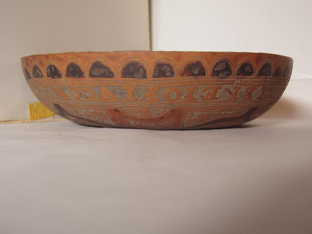 Ciotola, figure maschili e personaggi fantastici (ciotola) - ambito peruviano (secc. XVII/ XVIII)