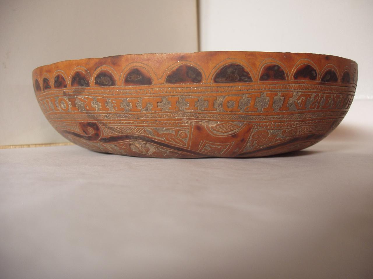 Ciotola, figure maschili e personaggi fantastici (ciotola) - ambito peruviano (secc. XVII/ XVIII)