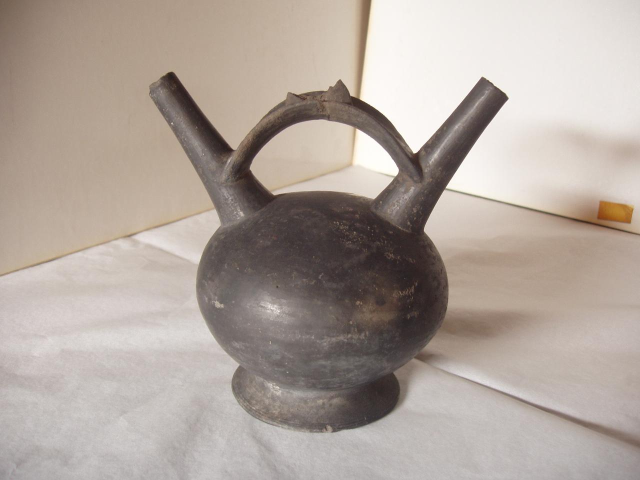 Bottiglia con due beccucci a ansa a ponte, bottiglia (bottiglia) - ambito peruviano (secc. X/ XII)