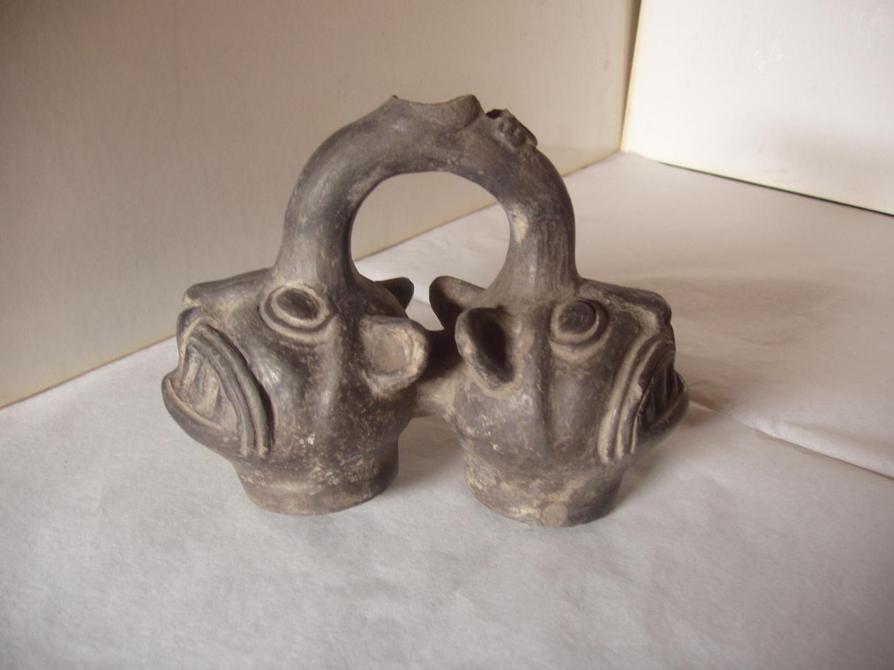 Bottiglia doppia con ansa a staffa, teste di felino (bottiglia) - produzione Chimù (secc. XI/ XVI)