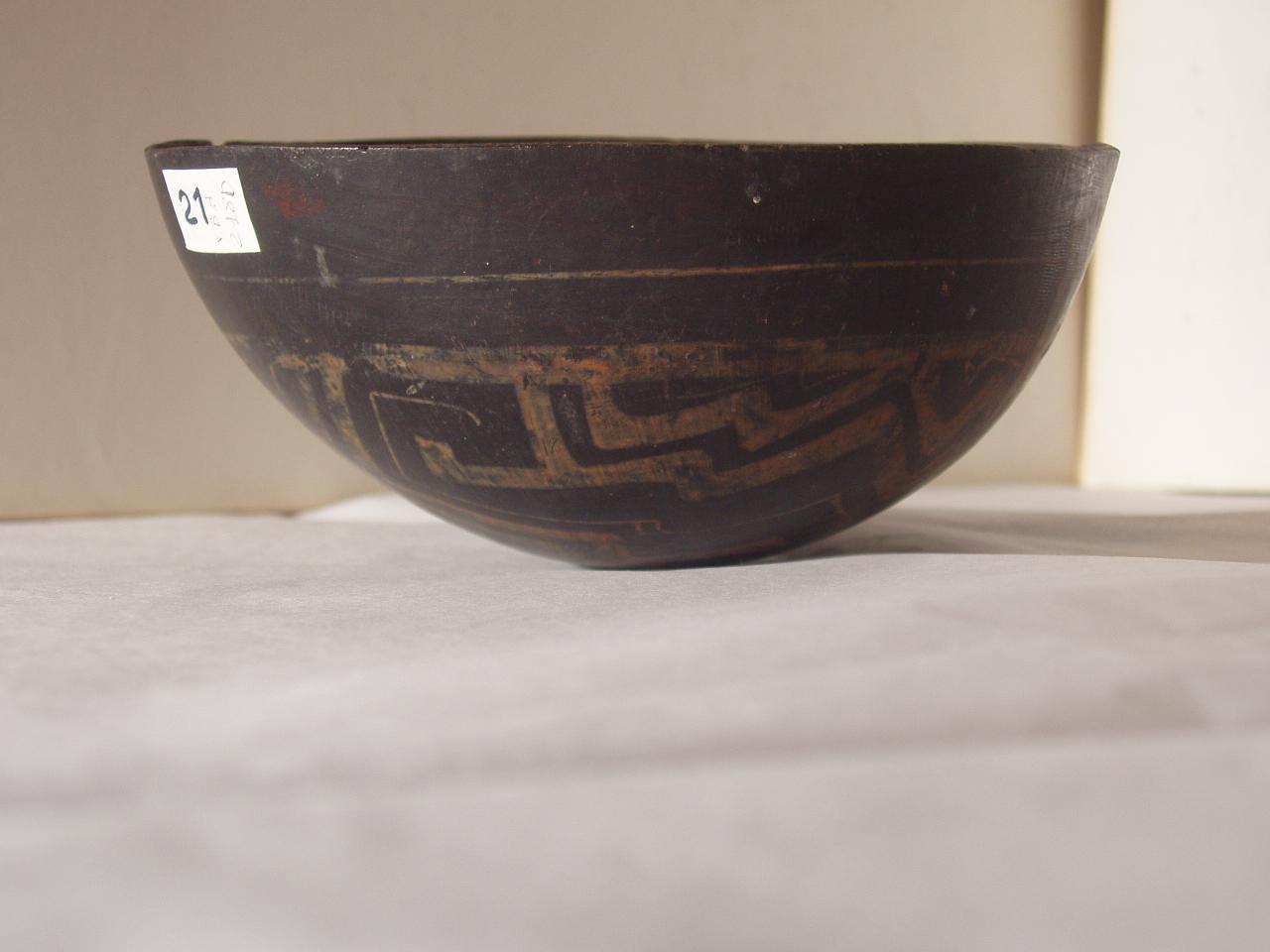 Ciotola, motivi decorativi geometrici (ciotola) - ambito peruviano (prima metà sec. XIX)