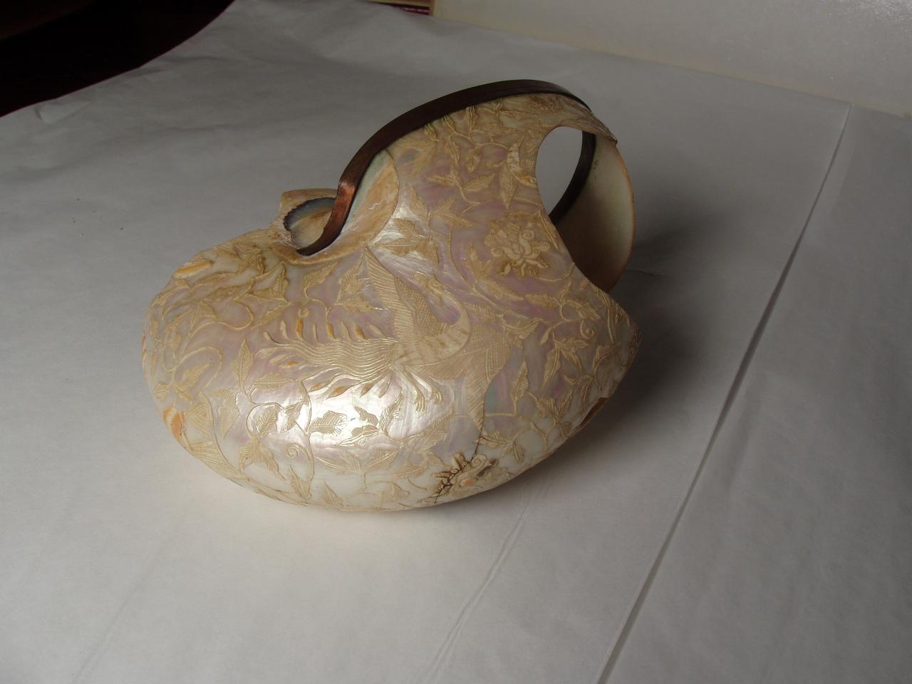 Coppa in conchiglia di Nautilus, motivi decorativi (coppa) - ambito italiano||ambito cinese (secc. XVI/ XVII)