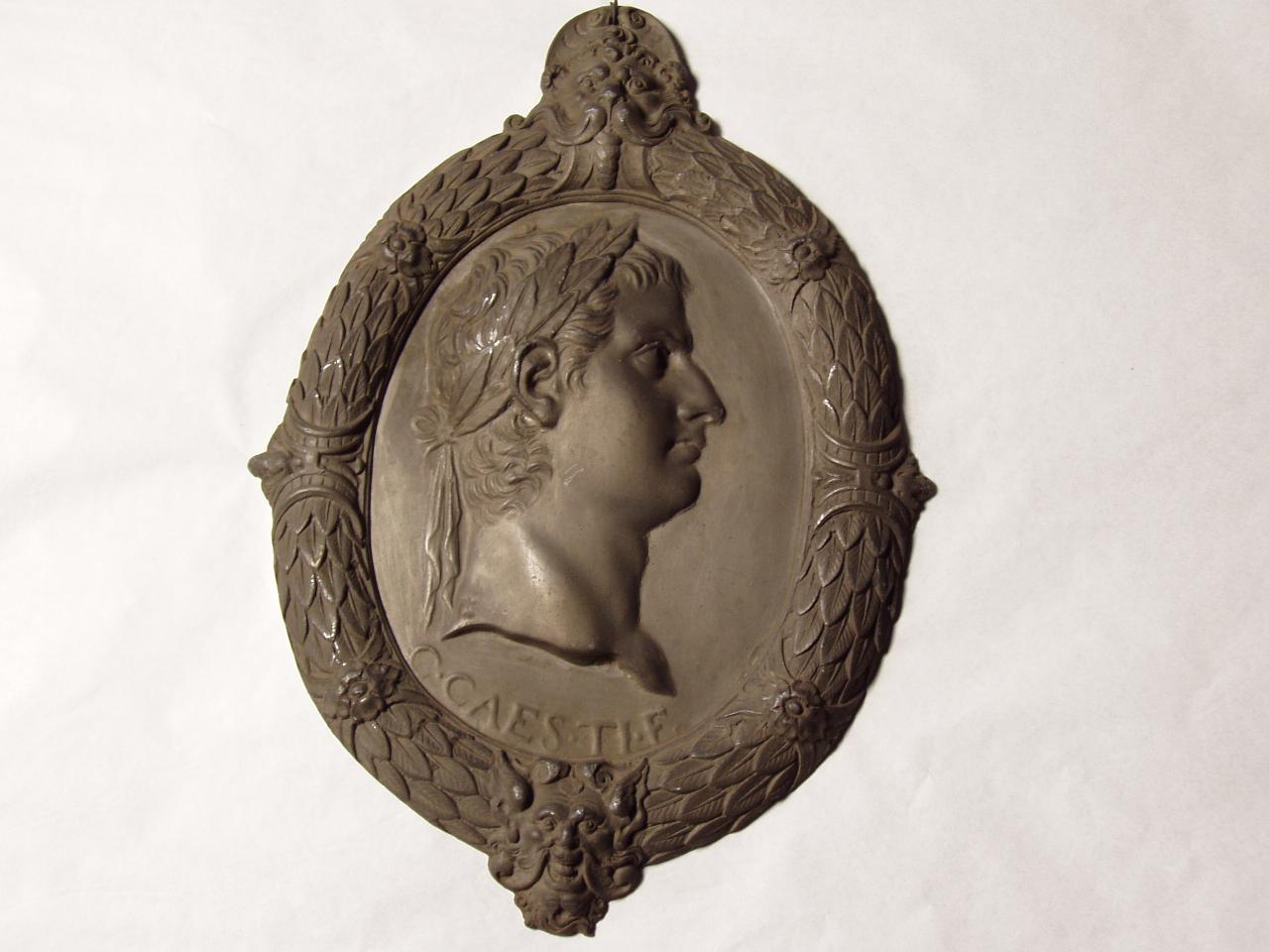 Altorilievo con figura di profilo di imperatore romano (rilievo) - n.d. (n.d.)