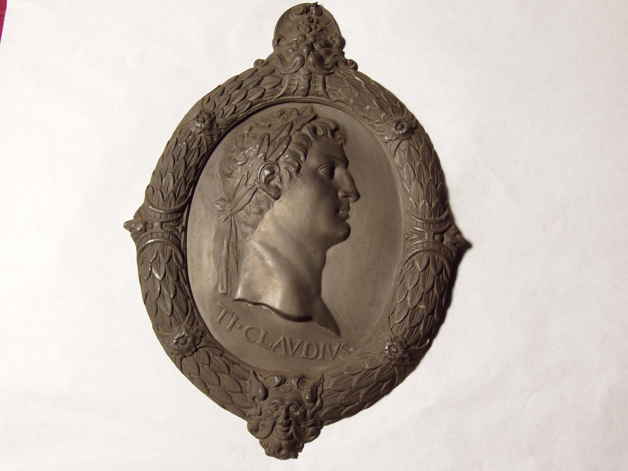 Altorilievo con figura di profilo di imperatore romano, figura di profilo di imperatore romano (rilievo) - n.d. (n.d.)