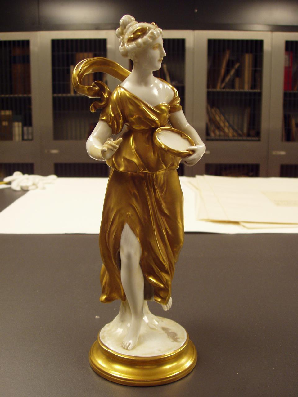 statua femminile (statua) - n.d. (n.d.)