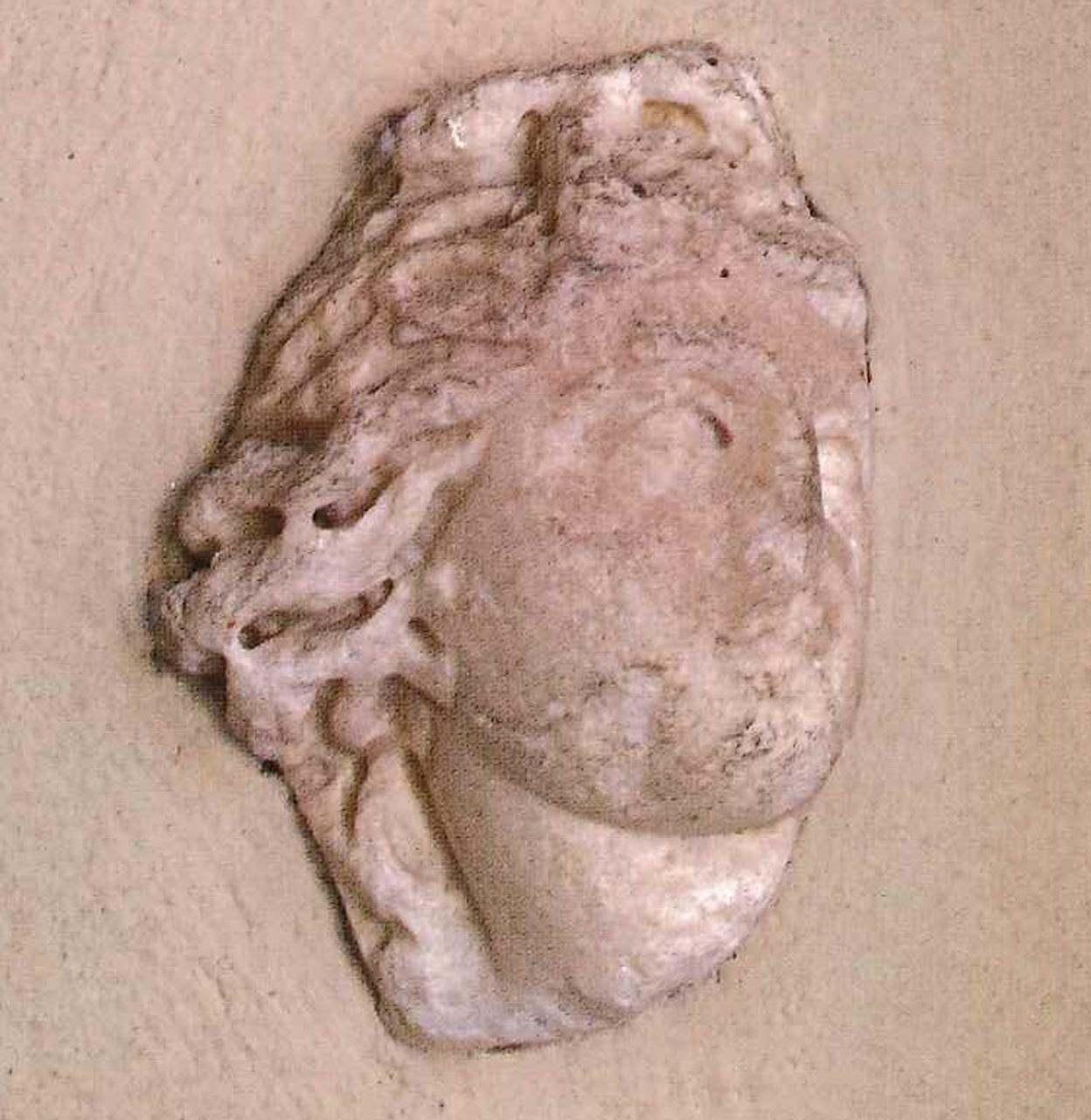 Piccola testa femminile, figura femminile (rilievo) - n.d. (sec. II)