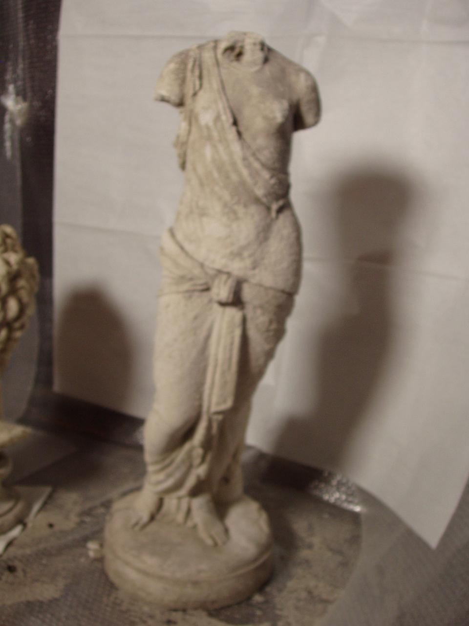 Statua femminile acefala, figura femminile (statua) - ambito lombardo (secc. XIX/ XX)