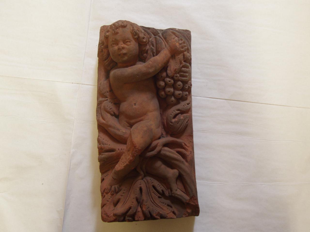 Putto su tralcio di vite, putto su tralcio di vite (rilievo) - ambito lombardo (sec. XVII)