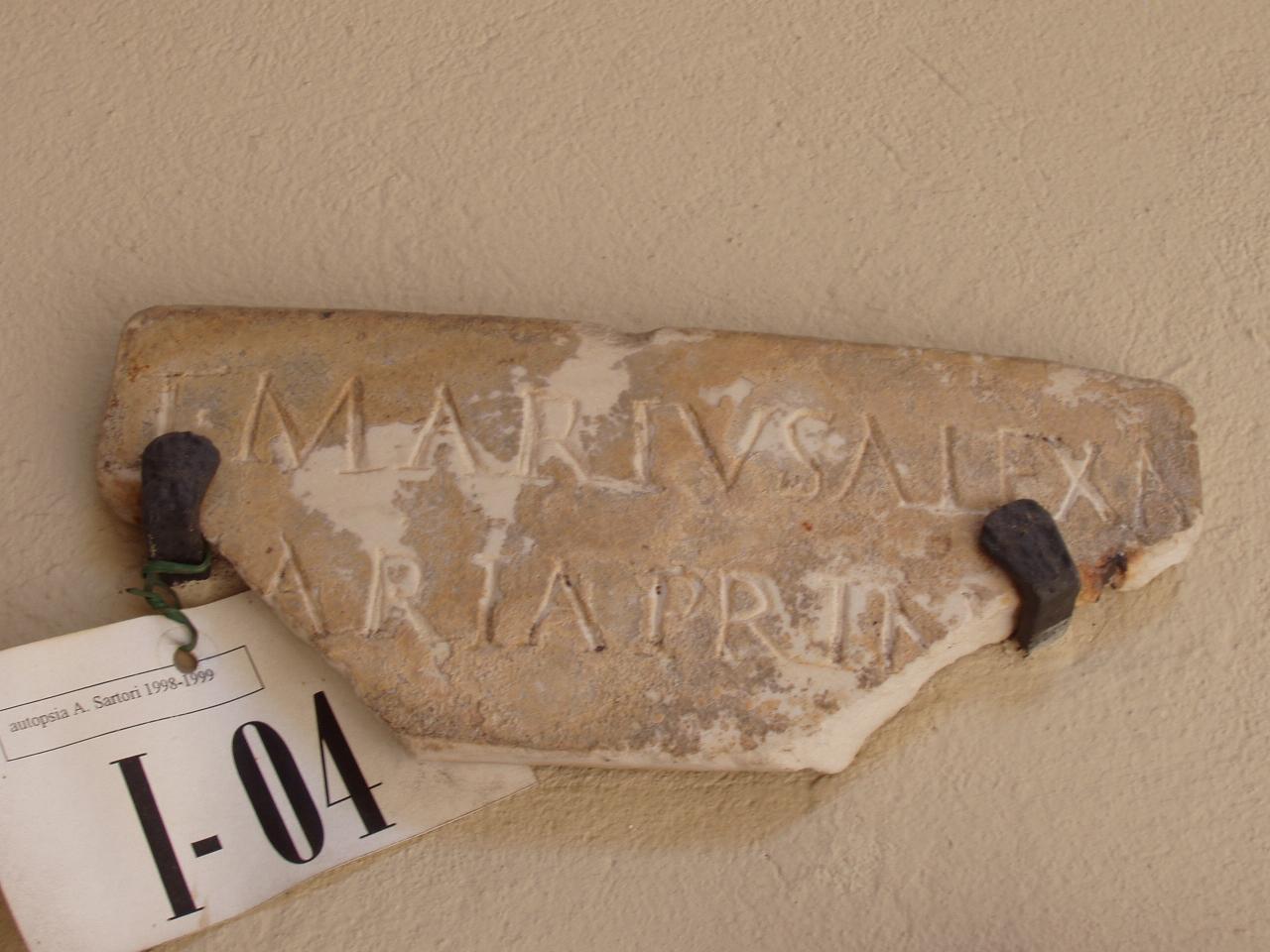 Lastrina funeraria spezzata (lastra) - n.d. (sec. II)