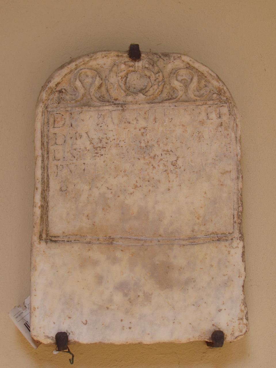 Lastra a forma di stele (lastra) - n.d. (sec. I)