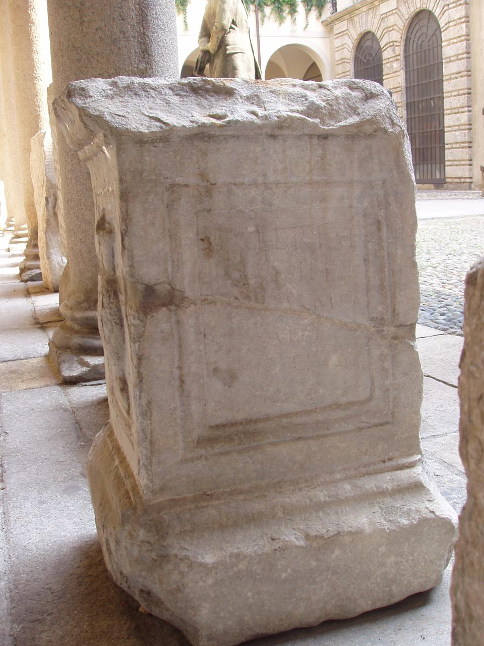 Altare funerario (altare) - n.d. (secc. I/ II)