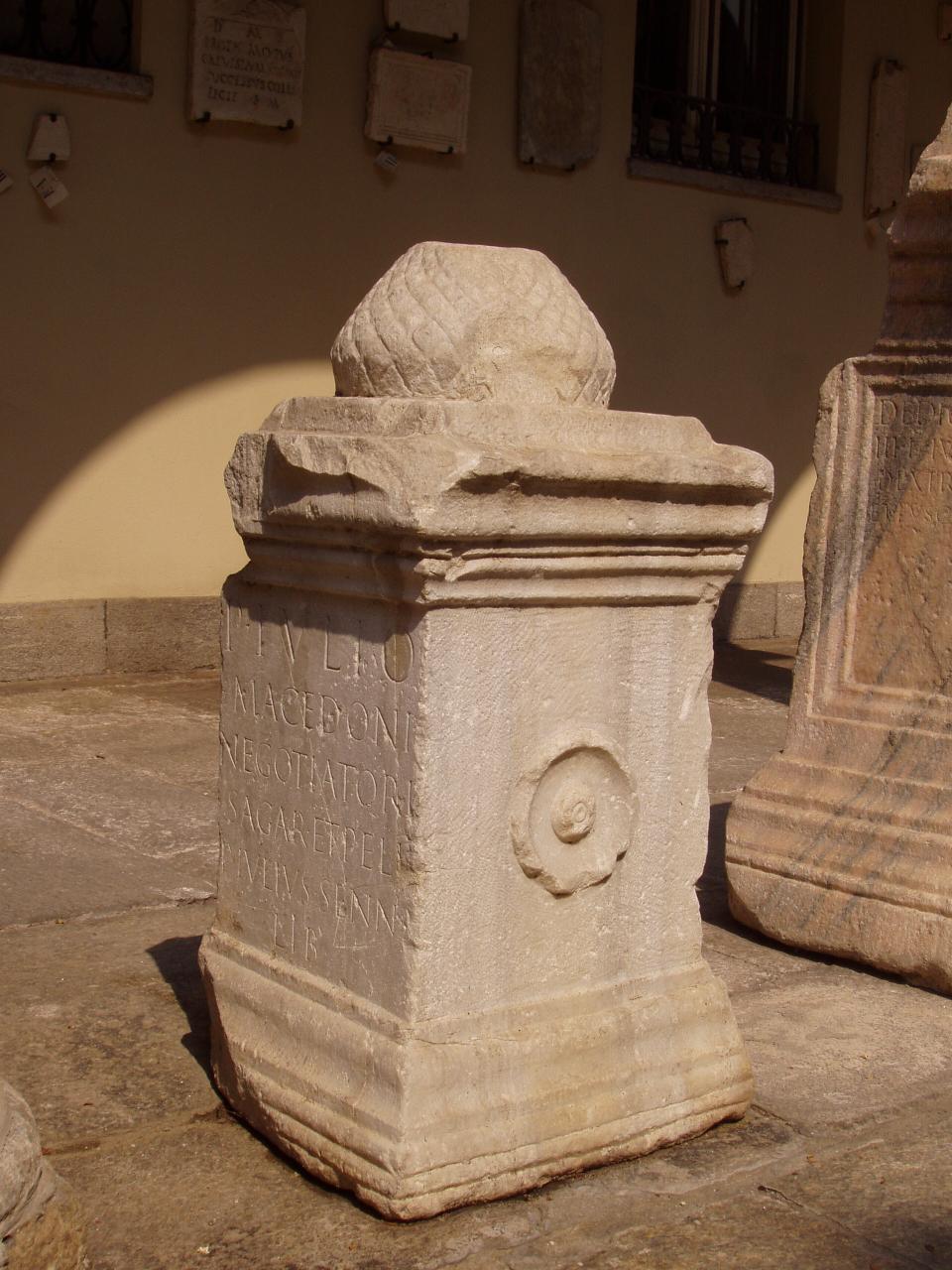 Cippo desinente in pigna (cippo) - n.d. (sec. I)