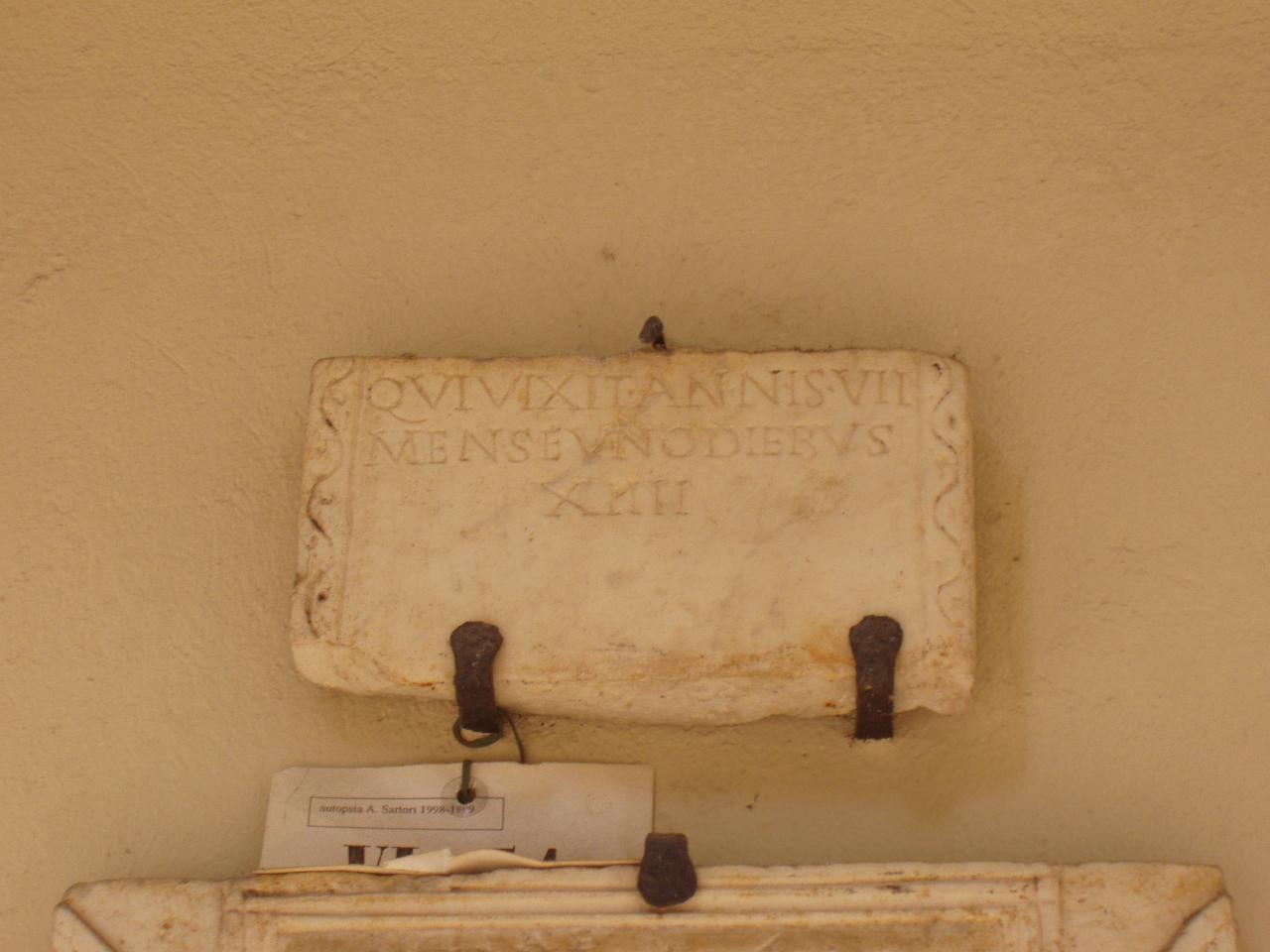 Frammento di lastra funeraria (lastra) - n.d. (secc. I/ II)