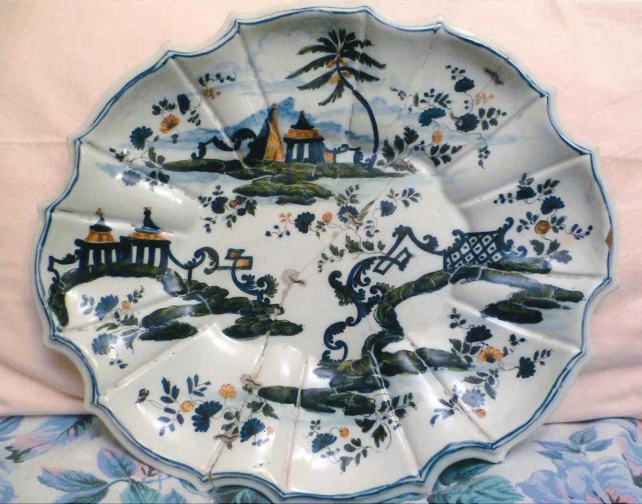 Vassoio con decoro di ispirazione cinese "al ponticello" (vassoio) di Manifattura Antonibon (sec. XVIII)