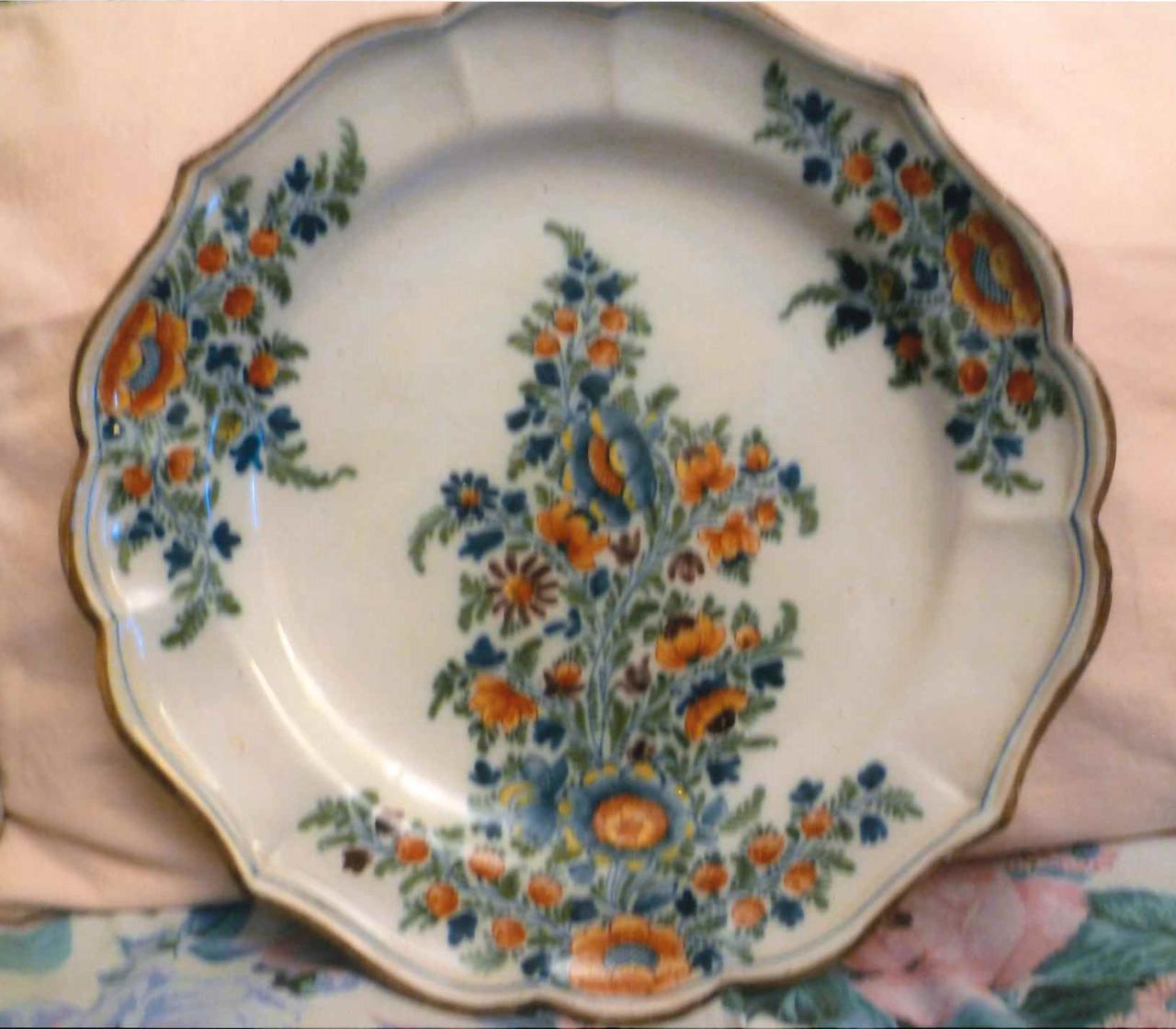 Grande piatto con decoro a ramaglie fiorite (piatto) di Manifattura Felice Clerici (sec. XVIII)
