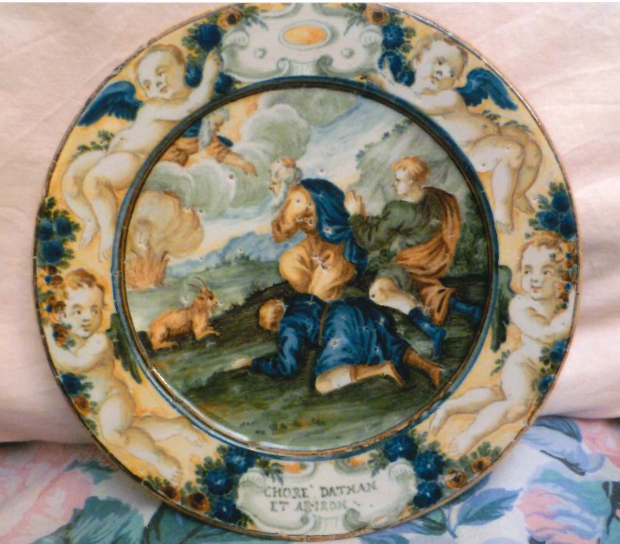 Piattino con cartiglio "Chore Dathan et Abiron" (piattino) - manifattura di Castelli (sec. XVIII)