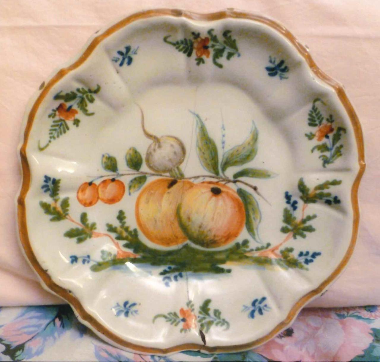 Piatto con decoro fiori e frutta (piatto) di Manifattura Coppellotti (sec. XVIII)