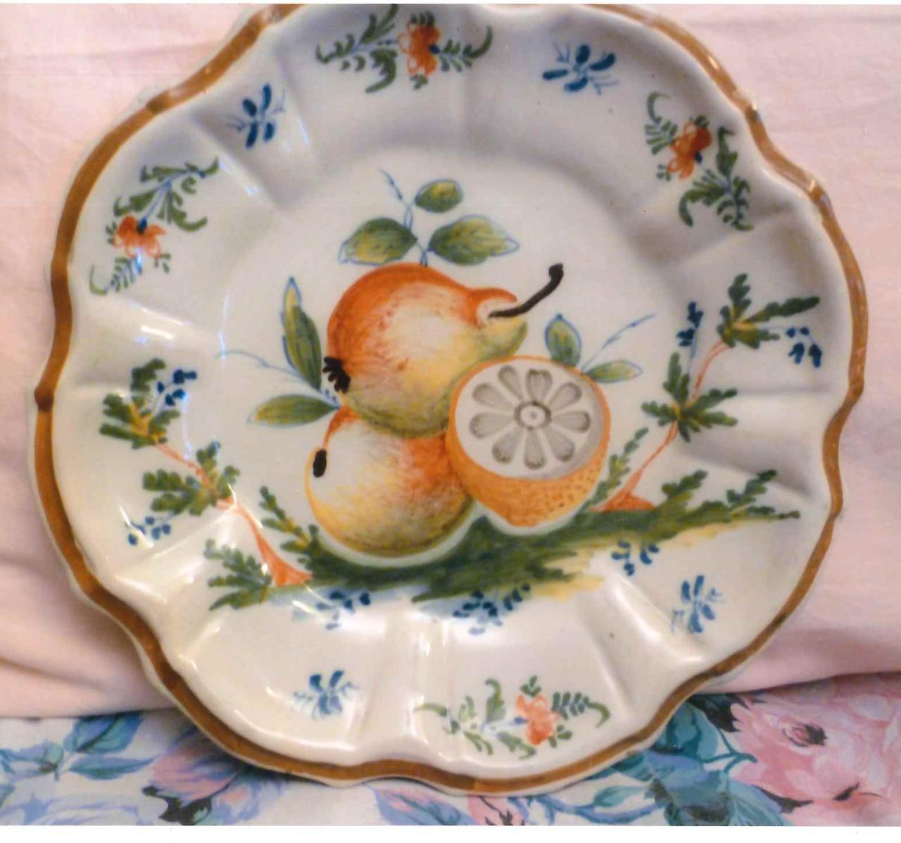 Piatto con decoro fiori e frutta (piatto) di Manifattura Coppellotti (sec. XVIII)