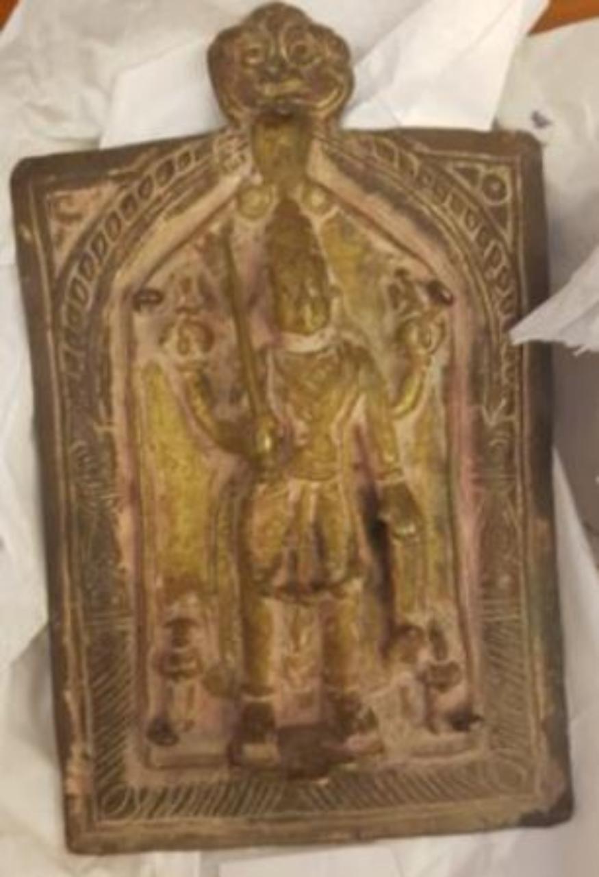 Virabhadra con cornice molto lavorata e sormontata da kirtimukha (placca) - manifattura del Maharashtra (n.d.)