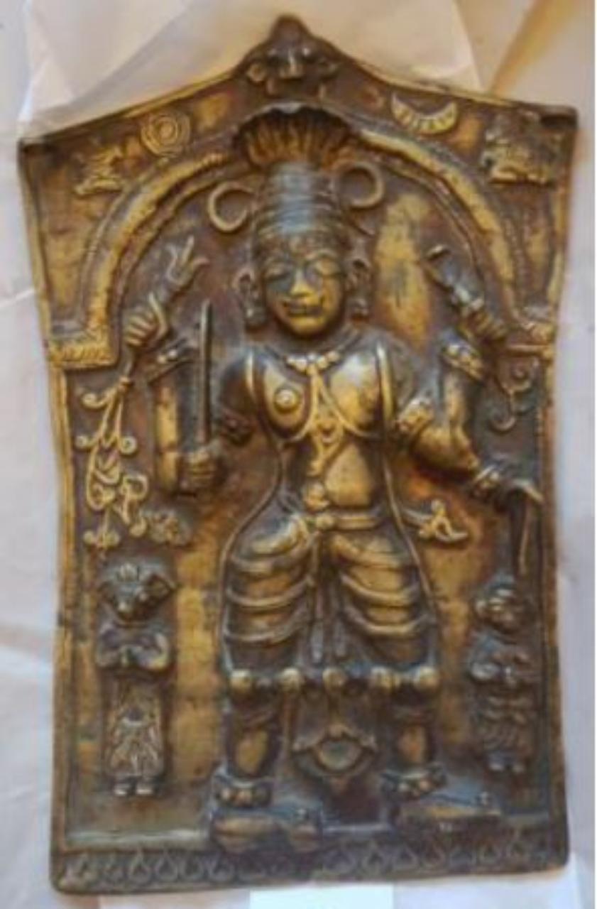 Virabhadra dallo stile plastico con un bel drappeggio delle vesti (placca) - manifattura del Maharashtra meridionale (sec. XVIII)