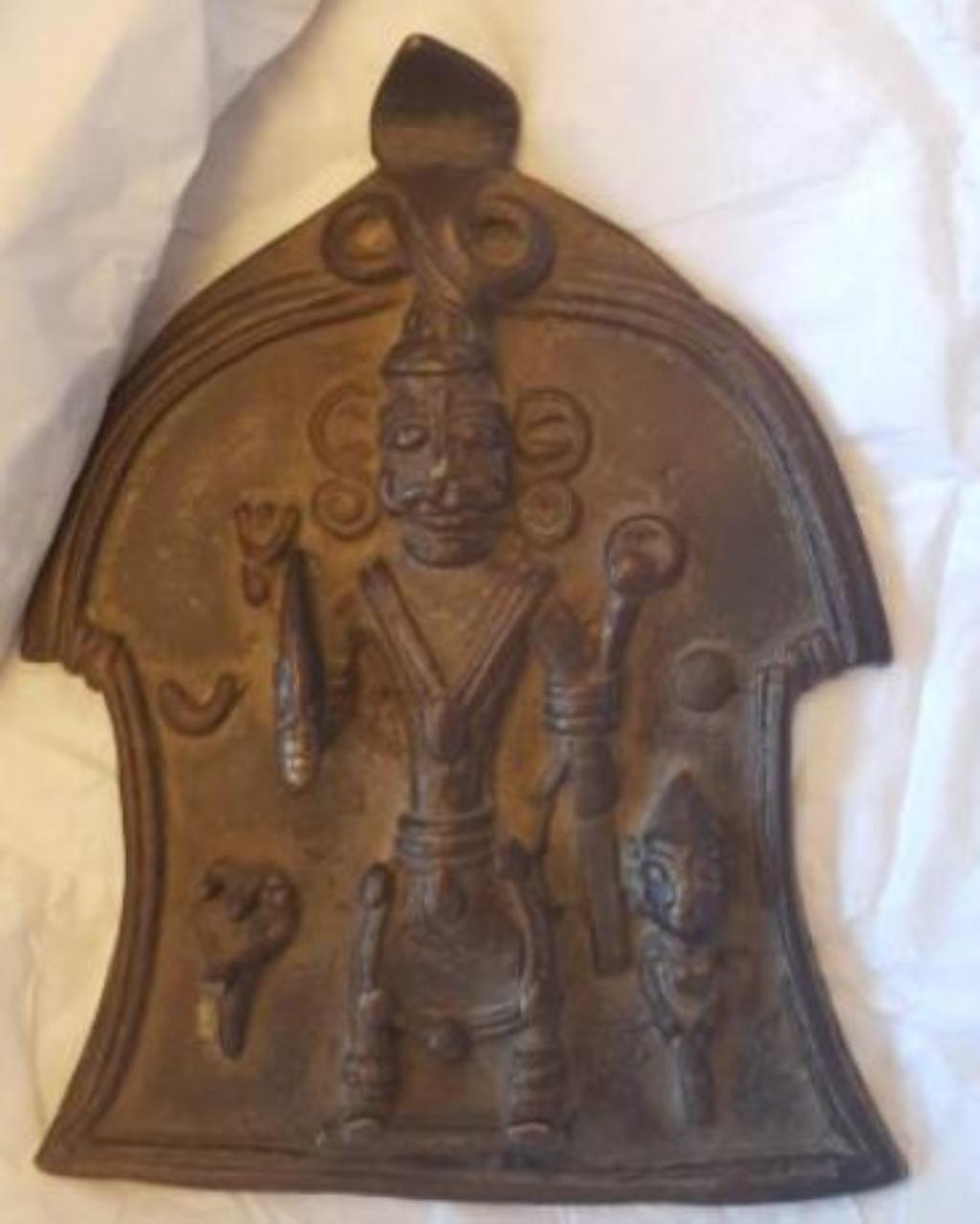 Virabhadra con figure ai lati e naga arrotolato a nastro (placca) - ambito India meridionale (n.d.)