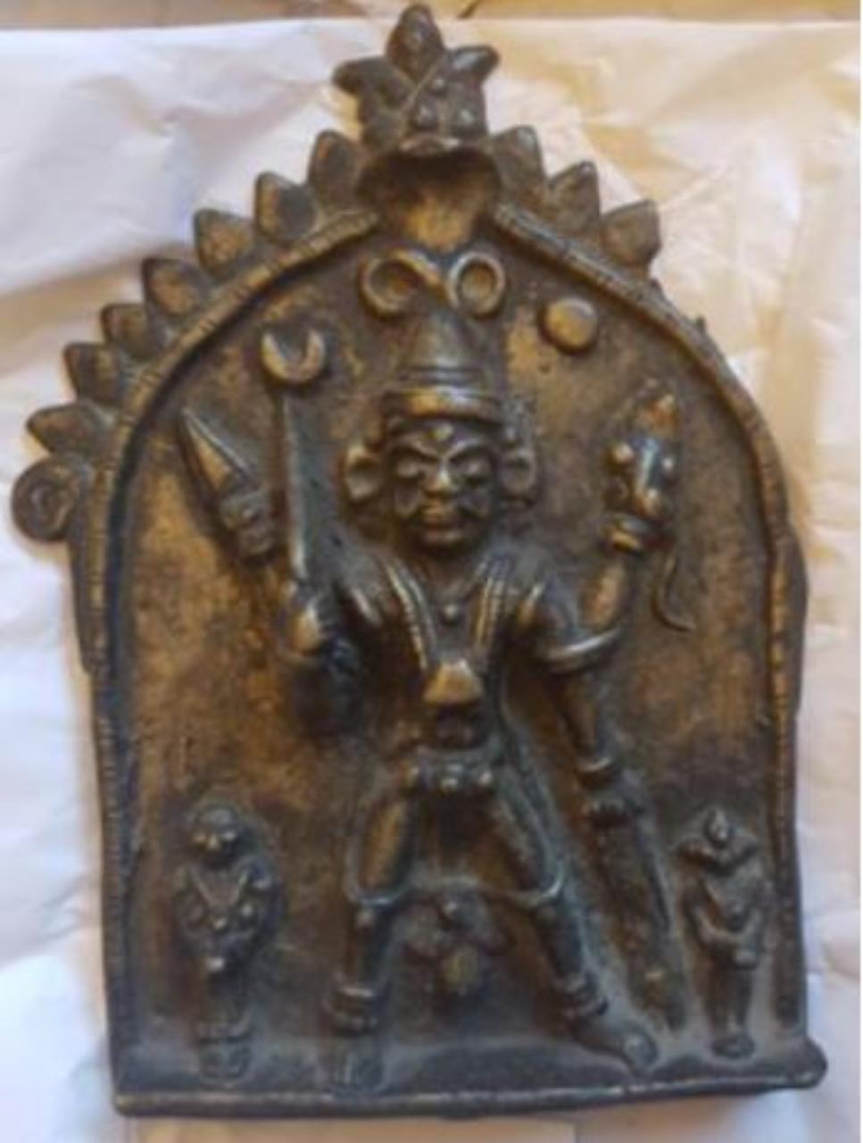 Virabhadra con in mano un cobra accompagnato da Sati e Daksha (placca) - manifattura del Maharashtra (sec. XIX)