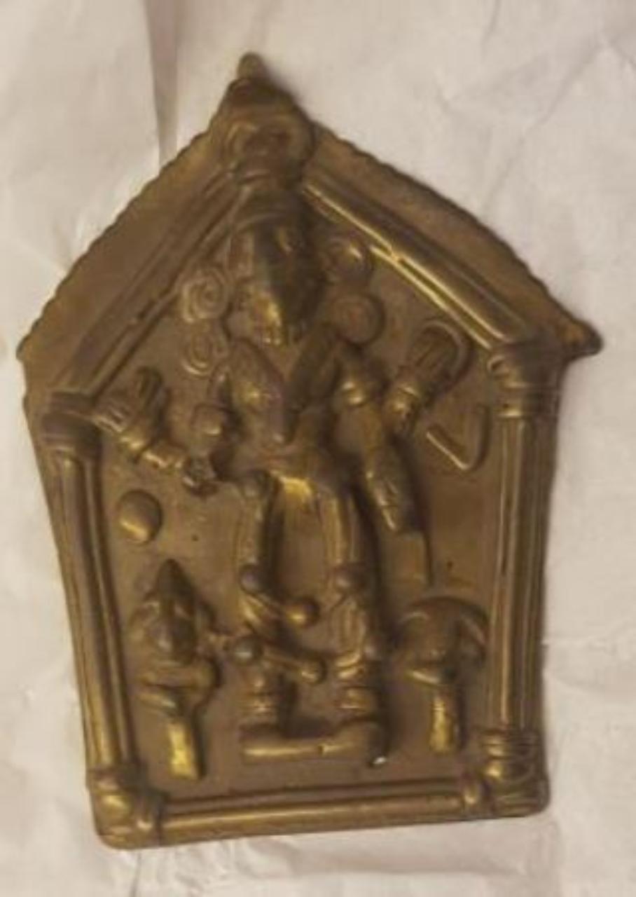 Virabhadra con scudo, tridente e testa naga (placca) - manifattura del Maharashtra (sec. XIX)