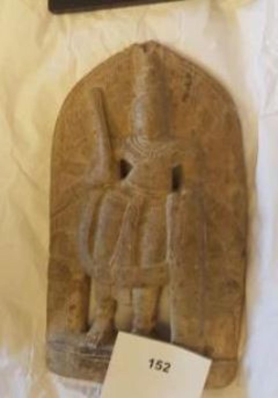 Virabhadra con Sati e Deksha appena accennati (placca) - manifattura del Karnataka (sec. XVI)