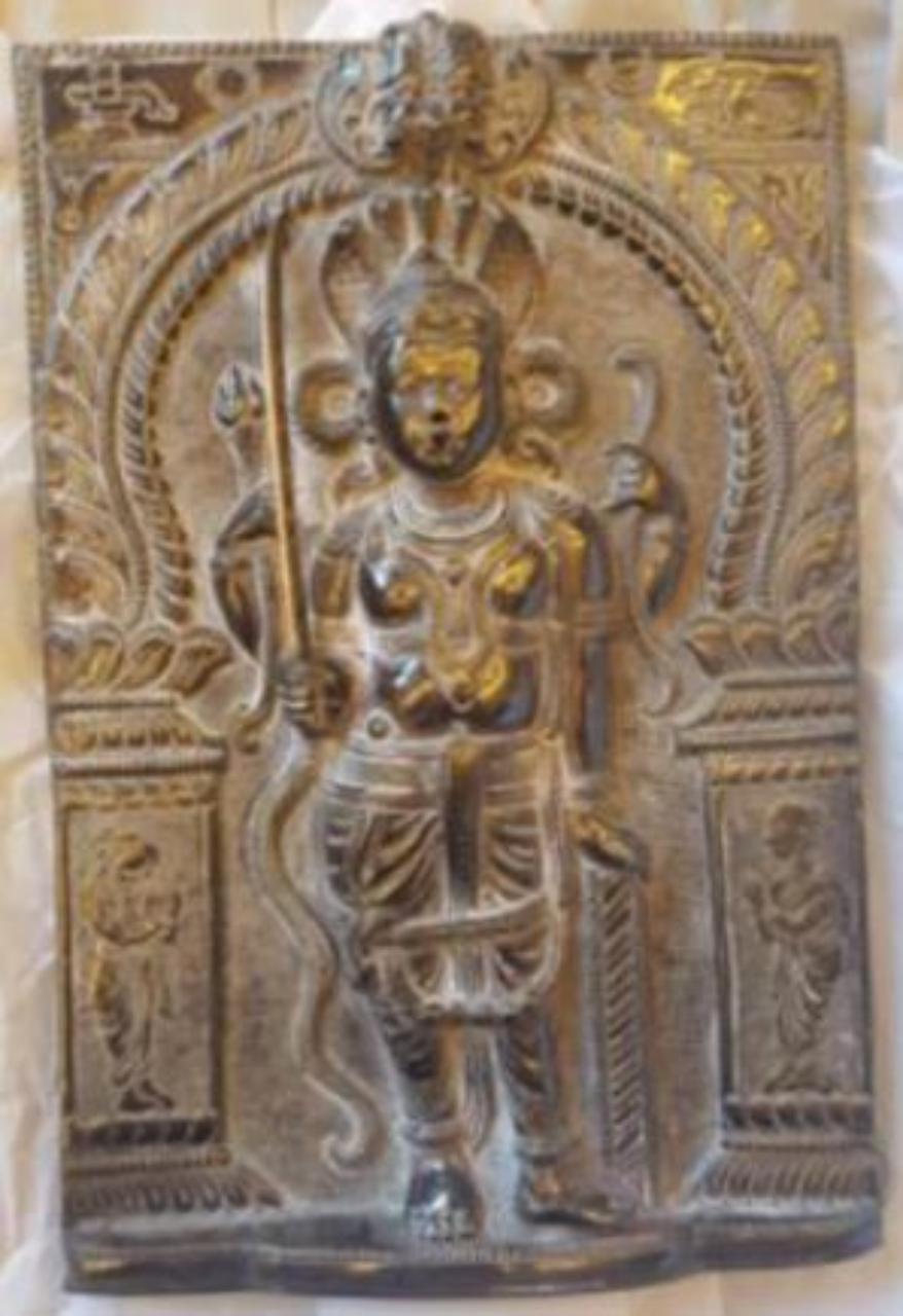 Virabhadra in forte aggetto con Nandi, Lingayoni, Daska e Sati ambedue di profilo (placca) - manifattura del Maharashtra (n.d.)