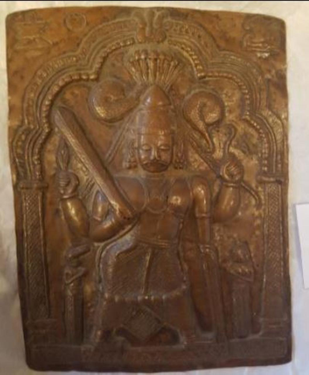 Figura tozza di Virabhadra con cintura di teschi accompagnato da Daksha e Sati (placca) - manifattura del Maharashtra (sec. XIX)