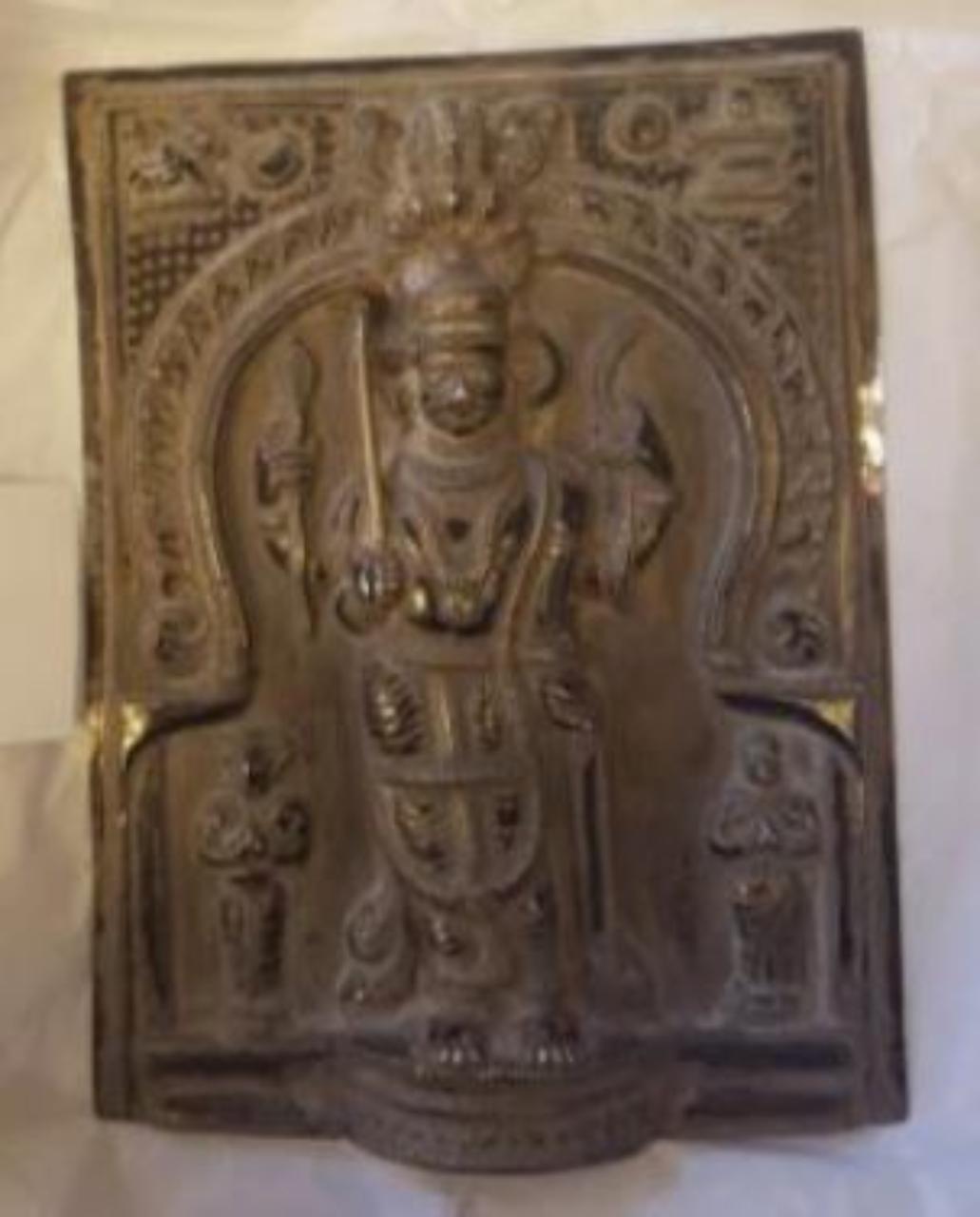 Virabhadra con Daksha e Sati (i due personaggi presentano il volto abraso) (placca) - ambito India meridionale (n.d.)