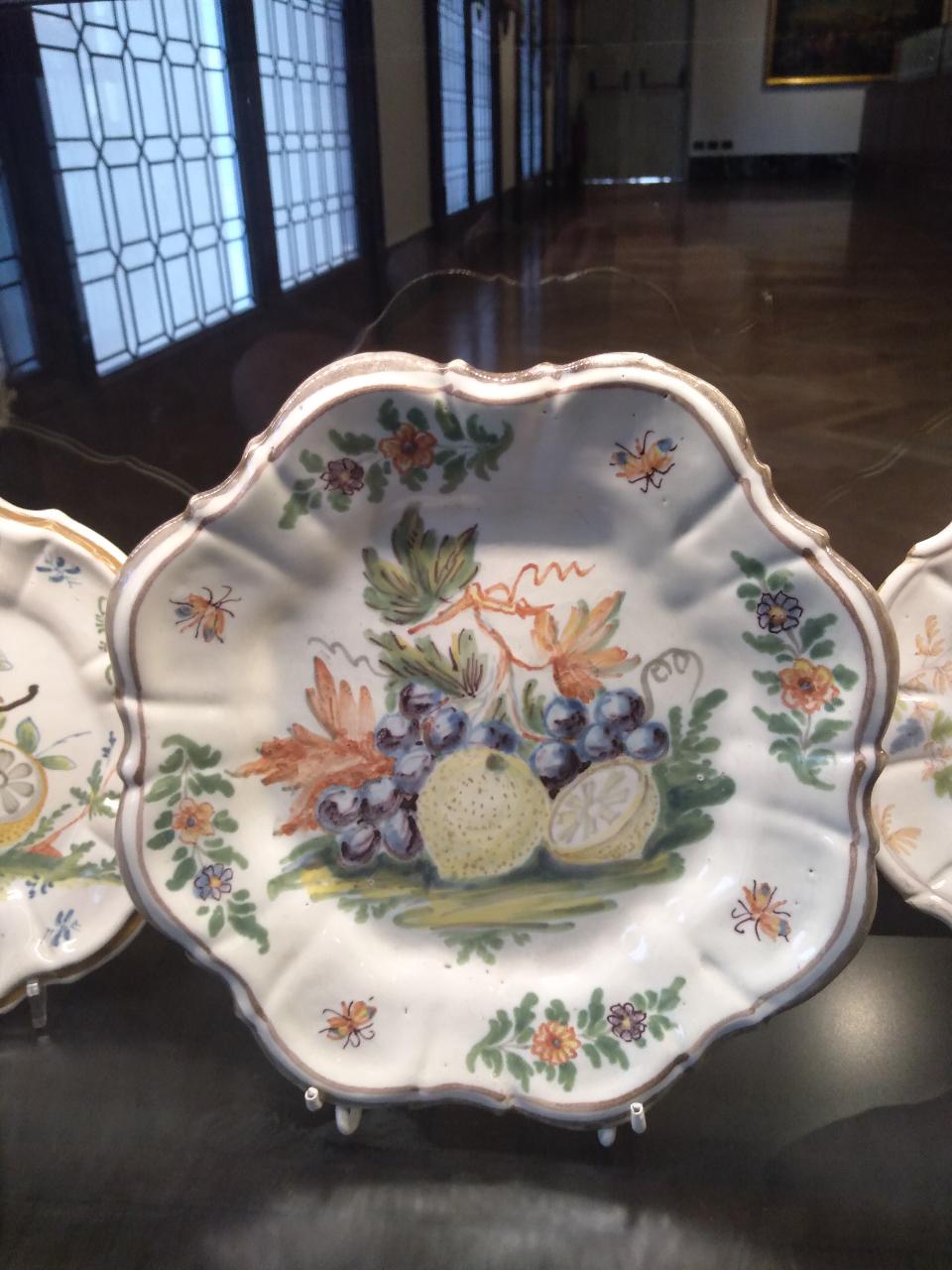 Piatto decorato con uva e limoni nel cavetto (piatto) di Manifattura Coppellotti (sec. XVIII)